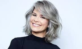 Cabelos brancos: Como passar pela transição de forma tranquila?