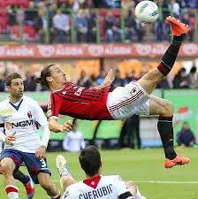 Ac Milan S Zlatan Ibrahimovic Kicks Overhead During The Team S Serie A Match Against Bologna At San Siro Stadium Italy Soccer Zlatan Ibrahimovic Football Books