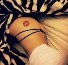 20 tatuajes con frases en español que son verdadera poesía en tu piel todos y cada uno de los tatuajes que marcan tu piel guardan el antes y el después de la. Tatuajes Para Mujer On Twitter Tatuaje Sensual En La Nalga De Un Beso Http T Co Xbnuldfyd8