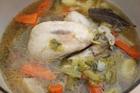 La Poule Au Pot Et Ses Legumes De Saison Une Vielle Recette Francaise En 2020 Recette Poule Poule Au Pot Poulet Bouilli