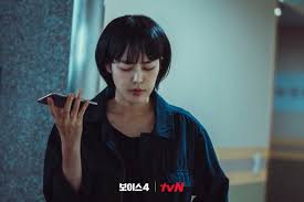 A successful detective and a rookie cop with a talent for voice profiling team up to catch the killer who murdered their loved ones. Bp4hlrbz3m2g7m