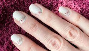 Man hat dann, wenn man beschliesst, vom gel wegzukommen, erstmal sehr weiche nägel und muss warten, bis das komplett rausgewachsen ist. Schnell Einfach Und Lange Haltbar Was Ist Dran Am Hype Um Nagelfolie Faminino