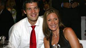 60 61 on 13 june 2010, he captained the national team in the opening game of the 2010 fifa world cup against australia , becoming the youngest player to captain a. Simone Mecky Ballack Zeigt Ihre Drei Kinder
