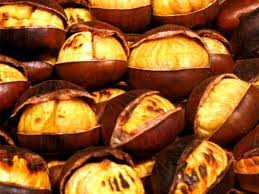 Prima di cuocere le castagne è necessario praticare un taglio sulla buccia della castagna. Come Preparare Le Castagne Arrosto In Casa