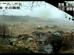 L'eau s'engouffre dans le lit de la rivière puis déborde et détruit la zone environnante. Japon Imagenes Impactantes Del Tsunami De 2011 En Honshu Youtube