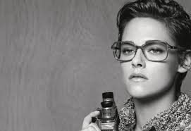 Cela vous permettra d'atténuer l'effet de la frange droite tombant sur les lunettes. Kristen Stewart Vu Par La Lunette Chanel Coco Chanel