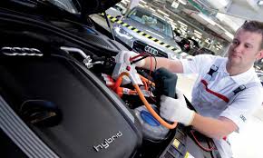 Mantenimiento de carros híbridos y eléctricos en Colombia: que cambia frente a uno de gasolina