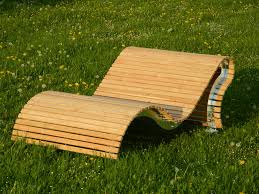 Pool günstig selber bauen pool grün pool ideen rund pool heizen mit solar pool gartenbank aus holz als liegebank an der burgruine baldenau hunsruck in 2020 gartenbank holz. Liegen Und Brunnen Manufaktur Liegen Und Brunnen Manufaktur