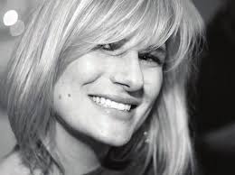 DESIGNING A NEW MEDILL CHICAGO \ KIM BARKER'S FOREIGN CORRESPONDENT  EXPERIENCE GETS BIG-SCREEN TREATMENT \ TAKING SELFIES PAY