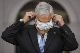 El vocero de gobierno, jaime bellolio, afirmó este lunes que el presidente sebastián piñera se autodenunciará luego de haber sido captado paseando por la playa de cachagua sin usar mascarilla. Pinera Es Sorprendido Paseando Y Sacandose Fotos Sin Mascarillas En Cachagua En El Inicio De La Segunda Ola La Voz De Los Que Sobran
