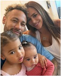 🎉Bruna Biancardi compartilhou os parabéns dos 2 meses de Mel, filha caçula  dela com Neymar. Com um lindo bolo enfeitado com flores, a mais nova esteve  ao lado da irmã, Mavie, para