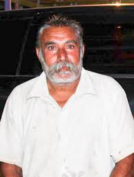 SUNEIL ANAND SON OF DEV ANAND ALWAYS STOOD BY HIM AND WALKED WITH HIM. HE  WAS MOST LOYAL AND DEDICATED TO HIS FATHER. HE DEDICATED HIS LIFE TO FATHER  AND EVEN DID