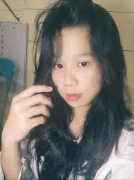 Ibu mertua terlihat bahagia ketika wanita itu menceritakan bagaimana  kedekatannya dengan suamiku. Bahkan ibu mertua memujinya dengan  terang-terangkan didepanku dan memintaku untuk... 🌷🌷🌷🌷🌷 BAB 03 Satu  jam kemudian, suara mesin mobil terdengar