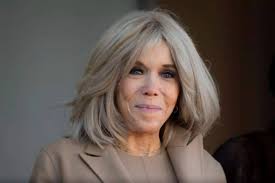 Brigitte Macron porte-t-elle une perruque ? On a (enfin) la réponse