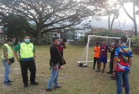 These sentences come from external sources and may not be accurate. Astro Awani On Twitter Seven Men Arrested For Playing Football Jogging During Mco Https T Co Qqld5mma8j Awaninews Awanipagi Hapuscovid19 Https T Co Skscimbyeo
