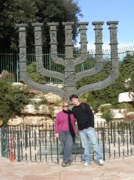 When a couple of american young adults fly to israel to visit the city of jerusalem, a biblical nightmare falls upon the city. En Jeruzalem Menora Bild Von Jerusalem Distrikt Jerusalem Tripadvisor