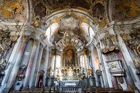 Vom nikolausberg auf der linken mainseite, hoch über würzburg, grüßt die wohl bekannteste wallfahrtskirche der diözese: Das Kappele Schloss Steinburg