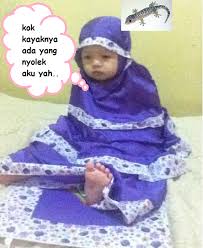 Konon, cicak digunakan oleh para dukun atau paranormal untuk mengirim. Antara Mukena Dan Tokek