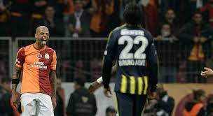 Emre ise maç içinde çok pislik oynamamasına rağmen oyun durduktan sonra futbolcuya bağırır, hakeme bağırır, parmak sallar, boğaz keser, kol gösterir. Felipe Melo Ya Kotu Haber