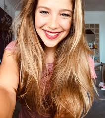 Kirsten Singer's Instagram, Twitter & Facebook