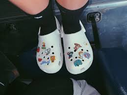 Aesthetic Black Crocs With Charms Pin By Madeline On Crocks Crocs Shoes Sock Outfits Outfit Shoes