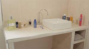 En peinture comme en carrelage leffet beton cire sublime murs et sols de la cuisine au salon en passant par la salle deau. Realiser Un Plan Vasque En Salle De Bains A Hauteur Adaptee Youtube