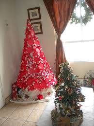 Che natale sarebbe senza la presenza di quell'albero di pino nelle nostre case? Plastic Bottle Caps Christmas Tree Recyclart Alberi Di Natale Creativo Riciclo