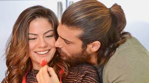 Demet özdemir henüz 8 yaşındayken annesi ve babası ayrıldı. Bilal Ozcan Yazdi Demet Ozdemir Ile Can Yaman Ne Kadar Sevgili Ne Kadar Degil