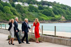 Jun 13, 2021 · president joe biden and first lady jill biden met with queen elizabeth ii and joined her for an inspection of the guards at windsor castle in berkshire, england. Queen Elizabeth Ii Welcomed The Bidens To A Private Tea At Windsor The New York Times