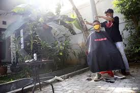 Semua bisa asal ada niatnya. Meraup Fulus Dari Jasa Bisnis Cukur Rambut Online Saat Pandemi