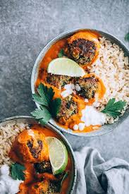 Vegan Lentil Meatballs In Spiced Pumpkin Tomato Sauce Recette Cuisine Vegetarienne Idee Recette Cuisine Collective