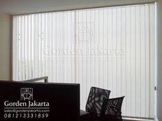 Tirai jendela, jendela adalah bagian dari rumah yang selain fungsinya untuk pencahayaan dan sirkulasi udara, juga berfungsi untuk membuat tampilan rumah menjadi lebih indah. 22 Gorden Kantor Ideas Blinds Kantor Vertical Blinds