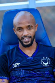 بوغبا و صلاح عادل لا يصلحو لهذه المباراة صنداونز يحتاج لاعبين نبيهين سريعي  التصرف يمتلكون فكر تكتيكي عالي في الحركة والارتداد للأسف بطيئين فيما ذكر  غالبا يتسببو في الأهداف على مرمانا