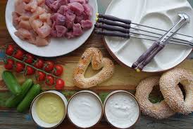Im Gegensatz Zum Klassischen Fleischfondue Fondue Bourguignonne Wird Beim Fondue Chinoise Das Fleisch Nicht In Ol Frittiert Son Fleischfondue Fondue Fleisch