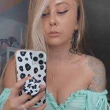 Kristina Hare's Instagram, Twitter & Facebook