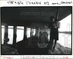 1993 Press Photo Brothers Roger Chavis, Chris Ellis crabs under Louisiana  bridge