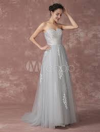 Braut posiert und zeigt ihr hochzeitskleid am strand des sonnenuntergangs. Silber Hochzeitskleid Beach Strand Brautkleid Tragerlosen Tull Brautkleid Grau Backless Stickereien Perlen Gericht Zug Spitze Brautkleid Milanoo Milanoo Com