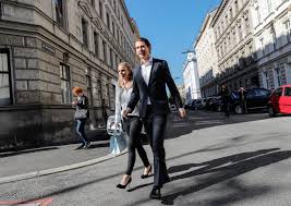 Denn kurz und die ard waren beim drehen einer dokumentation nicht aufmerksam genug. Osterreich Wird Sebastian Kurz 31 Bundeskanzler Wird Sie Die First Lady Wer Ist Susanne Thier 31