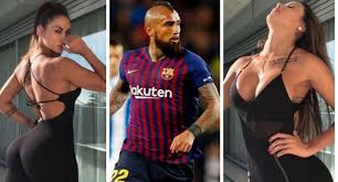 Antes del enfrentamiento ante el nápoles en el camp nou del día 8 de agosto los jugadores están pasando sus cortas vacaciones junto a sus familias.vidal ha decidido poner rumbo a ibiza junto a su pareja y ambos lo han mostrado en instagram.el chileno, que es padre de dos hijos con su exmujer marité matus, está aprovechando bien los días. Vacaciones De Arturo Vidal En Ibiza Con Su Novia Colombiana