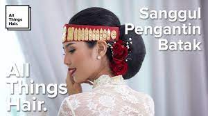 Sasak rambut diarahkan ke atas secara keseluruhan, berbeda dengan jawa yang biasanya disasak mengelilingi batas telinga. Tutorial Sanggul Pengantin Batak Youtube
