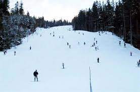 Er is 4,2 km piste om te skiën en te snowboarden. Cea Mai Mare Partie De Schi Din Masivul RarÄƒu Va Fi DeschisÄƒ In 5 Ianuarie Magnanews