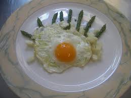 Versare le uova con il burro sul piatto degli asparagi e servire ben caldo. Uova Alla Bismark