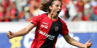 Guardado começou jogando profissionalmente no atlas, e fez sua estreia pelo campeonato mexicano em agosto de 2005, aos 18 anos, na vitória por 3 a 2 sobre o pachuca. Los 5 Mejores Goles En La Carrera De Andres Guardado As Mexico