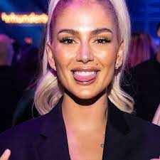 Italian singer and songwriter, born in bagnara calabra, reggio calabria on september 20., 1950. F On Twitter This Is Loredana Zefi A Kosovar Artist Born In Switzerland Last Year Loredana And Her Brother Scammed A Swiss Couple 52 53 Years Old And Pillaged 900 000 Chf