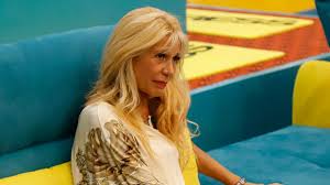 Sorriso smagliante, capelli ricci e abbigliamento sempre impeccabile: Maria Teresa Ruta Vestita Da Sposa Ecco Perche Indossava Quel Vestito In Puntata Bigodino