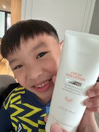 他超级喜欢这款防晒的💕💕💕 大推👍 味道很好闻，推开容易SPA50+ PA++++ 已经足够让他在外面活动一天了目前用过最好用的一款🇰🇷  Atomy Malaysia