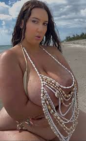 Lizvrose Jiggles Her Ass In The Tub | PimpBunny