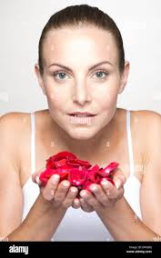 Woman smelling rose petals immagini e fotografie stock ad alta risoluzione 