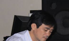 Phan Hoàng được tặng khăn trong lễ ra mắt thơ