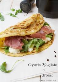 Per preparare la crescia sfogliata marchigiana iniziate versando la farina in una terrina, aggiungete il pepe nero (ancora meglio se macinato al momento) e mischiate con le mani. Crescia Sfogliata Di Urbino Menta E Salvia
